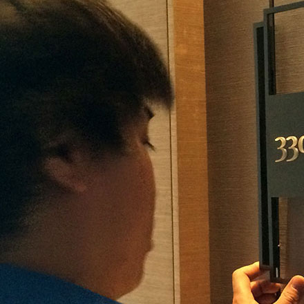 防火玻璃標(biāo)識設(shè)計：安全隔離，防火玻璃標(biāo)識設(shè)計助您了解應(yīng)急通道